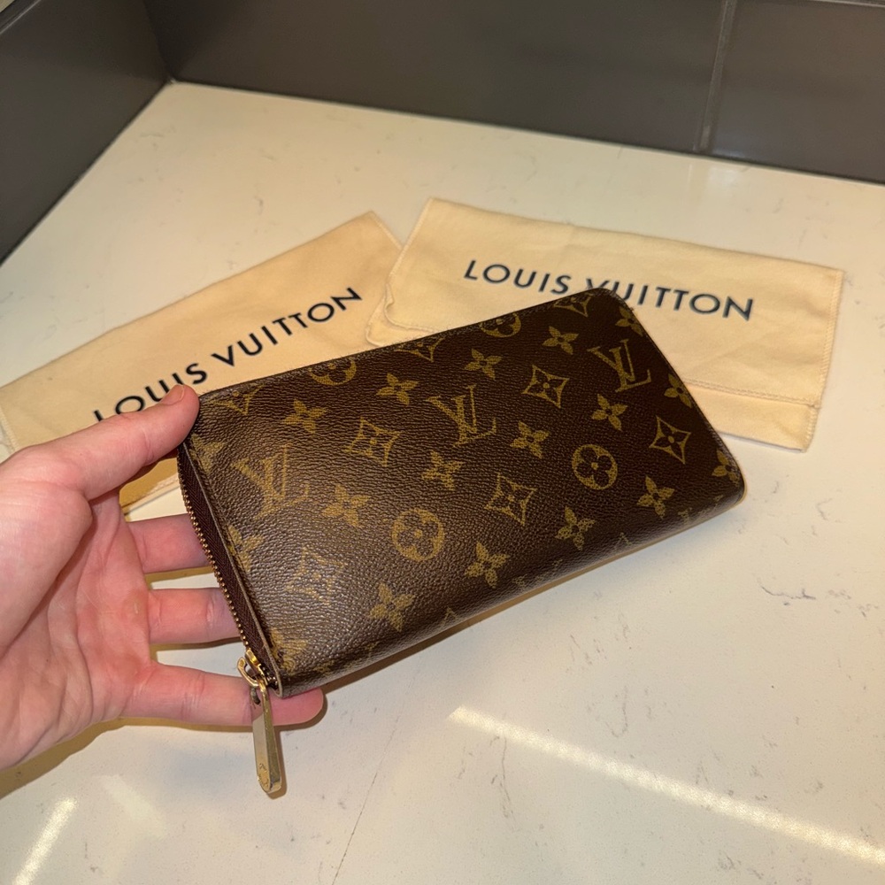Louis Vuitton Monogram zippy organizer Wallet